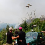 L’incendio non dà tregua in Valsessera, il vescovo Farinella a Coggiola per portare conforto a comunità e soccorritori (credit Diocesi di Biella)
