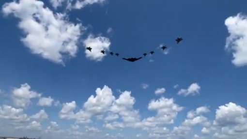 Caccia, bombardieri e l'Air Force One nei cieli di Washington prima della gara Indycar Caccia, bombardieri e l'Air Force One nei cieli di Washington prima della gara Indycar