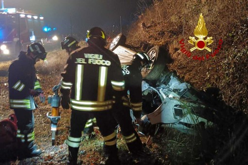 Auto si ribalta fuori strada tra Borgosesia e Valduggia, una persona estratta dalle lamiere