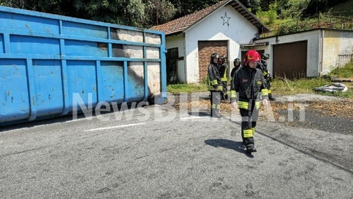 Allarme a Valdilana: escavatore prende fuoco sopra un container, evitati danni maggiori (foto di Mauro Benedetti per newsbiella.it)