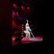 Noemi riprende il tour dopo l'incidente, l'arrivo sul palco con le stampelle: "Mi è mancato cantare"