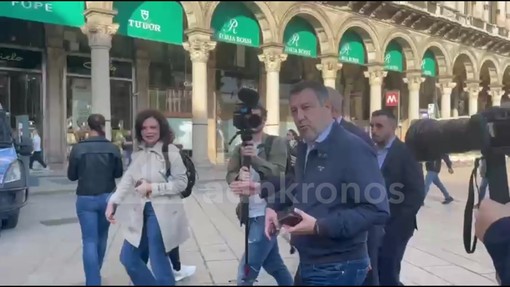 Guerriglia Milano, Salvini in Duomo per ringraziare forze dell'ordine Guerriglia Milano, Salvini in Duomo per ringraziare forze dell'ordine