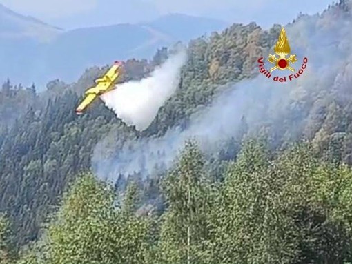 Incendio Monte Barone, continue riaccensioni sopra Le Piane: dieci lanci del Canadair