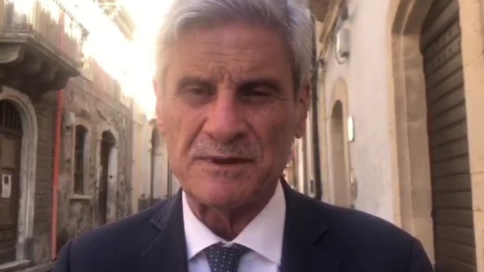 Sicilia, svastica con i tappetini fitness nella villa comunale di Militello