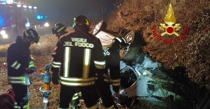 Auto si ribalta fuori strada tra Borgosesia e Valduggia, una persona estratta dalle lamiere