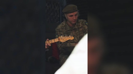 Il premier britannico Burnham suona gli Smiths durante la visita in Ucraina