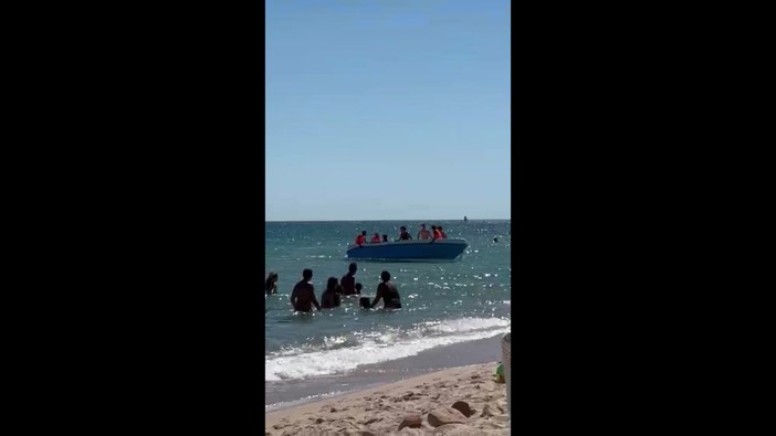 Migranti verso spiaggia, respinti dai bagnanti a Santa Margherita di Pula Migranti verso spiaggia, respinti dai bagnanti a Santa Margherita di Pula