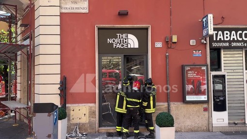 Crollo in un negozio a Roma, il racconto di un dipendente: "Un rumore improvviso e tanta paura"