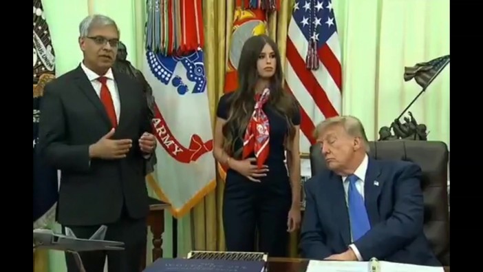 "Si tocca la pancia per svegliare Trump con una scossa", la nuova teoria complottista sui social "Si tocca la pancia per svegliare Trump con una scossa", la nuova teoria complottista sui social