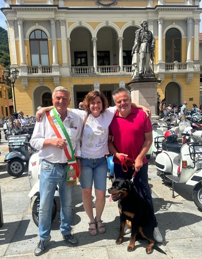 Vespe in piazza a Varallo, il raduno fa tappa nel cuore della città Vespe in piazza a Varallo, il raduno fa tappa nel cuore della città