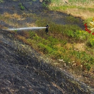 Da Vercelli: Incendio di sterpaglie lungo la A26/A4, intervento dei Vigili del Fuoco a Vercelli