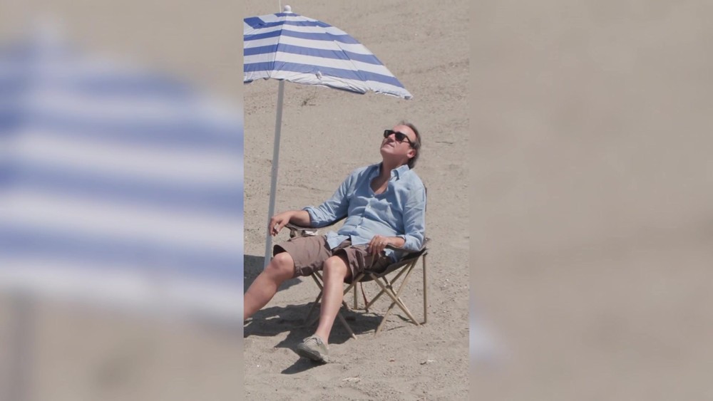 Angelo Bonelli in spiaggia con l'ombrellone...ma è il Po in secca