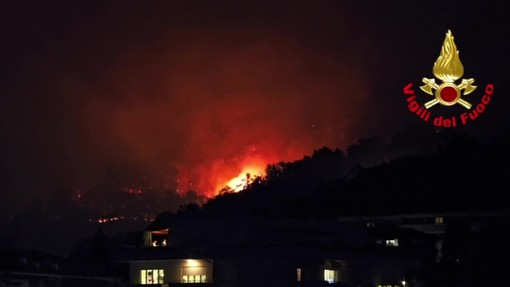 Como, incendio boschivo sul monte Goj: 100 vigili del fuoco a lavoro Como, incendio boschivo sul monte Goj: 100 vigili del fuoco a lavoro