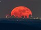 La Luna Rossa che attraversa lo skyline di Milano è nata sulle alture di Nebbiuno FOTO Valerio Minato