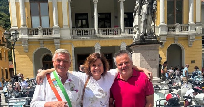 Vespe in piazza a Varallo, il raduno fa tappa nel cuore della città Vespe in piazza a Varallo, il raduno fa tappa nel cuore della città