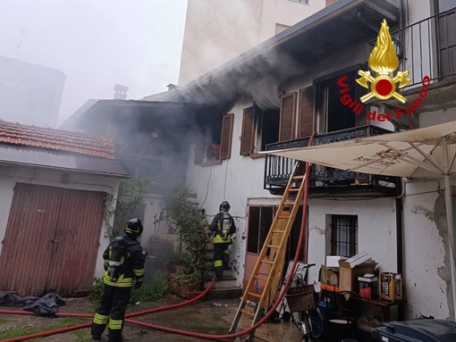 Fiamme in un’abitazione, arrivano i Vigili del Fuoco