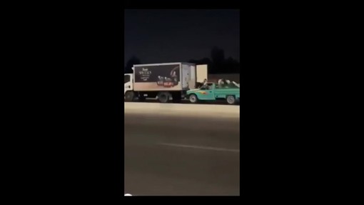 'Fast &amp; Furious' su un'autostrada egiziana, derubano un camion dal pick up in corsa