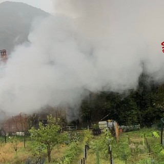 Rustico in fiamme, a Pray i Vigili del Fuoco evitano il peggio