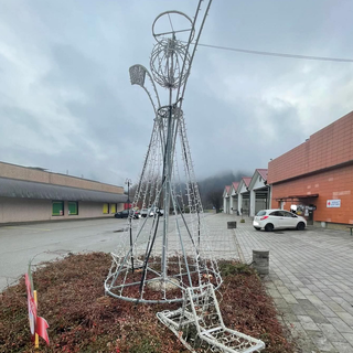 Dopo Cossato, vandali colpiscono anche a Pray. Danni all'Angelo della Pro Loco: “Non si ripeta più” (foto dalla pagina Facebook di Pro Loco Pray) Dopo Cossato, vandali colpiscono anche a Pray. Danni all'Angelo della Pro Loco: “Non si ripeta più” (foto dalla pagina Facebook di Pro Loco Pray)