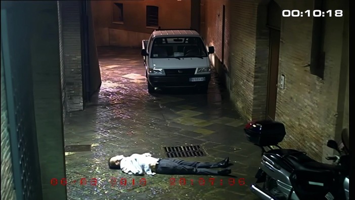Morte David Rossi, ricostruzione Ris dimostra che c'era qualcuno a ingresso vicolo Morte David Rossi, ricostruzione Ris dimostra che c'era qualcuno a ingresso vicolo