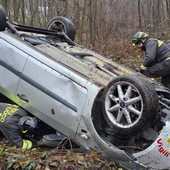 Auto si ribalta fuori strada, soccorso un uomo