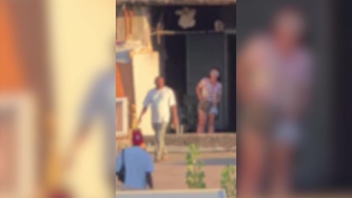 Degrado a Roma, le immagini del palazzo a Tor Sapienza dove si vendono droga e armi Degrado a Roma, le immagini del palazzo a Tor Sapienza dove si vendono droga e armi