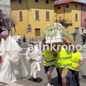 Bimba morta in piscina, a Suisio l'ultimo addio ad Alice Bimba morta in piscina, a Suisio l'ultimo addio ad Alice