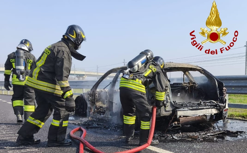 Auto a fuoco sull'A4, l'allarme scatta a Carisio Auto a fuoco sull'A4, l'allarme scatta a Carisio