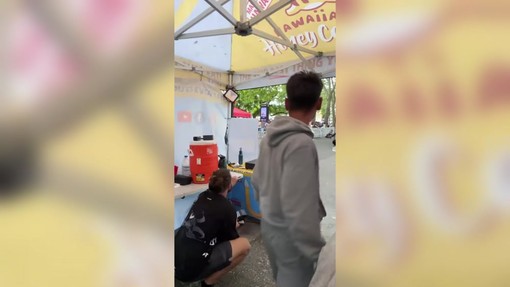 Sparatoria a Seattle, la diretta video del venditore di dolci e la folla in fuga Sparatoria a Seattle, la diretta video del venditore di dolci e la folla in fuga