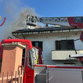 Crova, a fuoco tetto e mansarda: una persona in ospedale