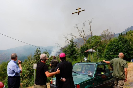 L’incendio non dà tregua in Valsessera, il vescovo Farinella a Coggiola per portare conforto a comunità e soccorritori (credit Diocesi di Biella)