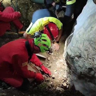 Nuoro, le operazioni dei vigili del fuoco per salvare lo speleologo bloccato in una grotta