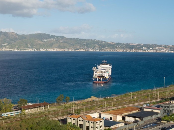 Terna,al via la posa dei cavi sottomarini dell’elettrodotto tra Calabria e Sicilia Terna,al via la posa dei cavi sottomarini dell’elettrodotto tra Calabria e Sicilia