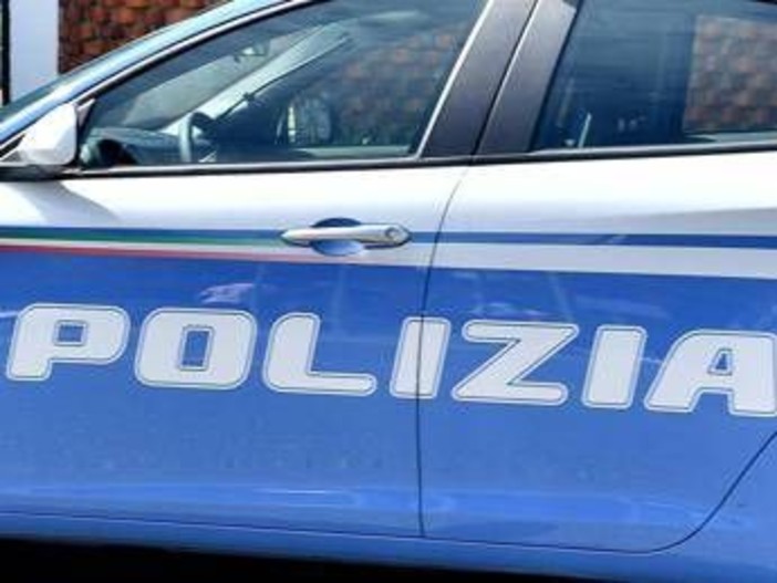 Paura a Roma, nuda e armata di coltello minaccia passante: bloccata con taser e portata in ospedale Paura a Roma, nuda e armata di coltello minaccia passante: bloccata con taser e portata in ospedale