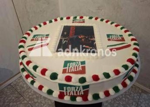 Berlusconi, una maxi torta per i 90 anni: dolce da 10 chili con foto del Cav che 'pulisce' la sedia di Travaglio da Santoro Berlusconi, una maxi torta per i 90 anni: dolce da 10 chili con foto del Cav che 'pulisce' la sedia di Travaglio da Santoro