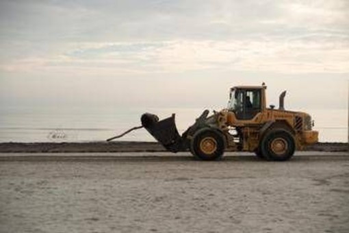 Donna travolta da ruspa in spiaggia a Cervia, arrestato l'investitore