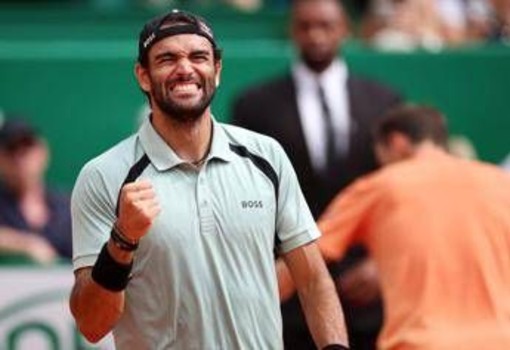 Berrettini travolge Medvedev a Montecarlo e si 'scusa' con... Carlo Verdone. Cos'è successo
