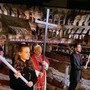 La prima Via Crucis di Papa Leone, porta la croce per tutte le quattordici stazioni La prima Via Crucis di Papa Leone, porta la croce per tutte le quattordici stazioni