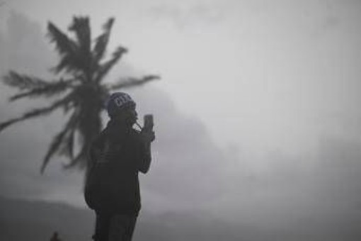 Uragano Melissa fa i primi 3 morti in Giamaica, resta la massima allerta Uragano Melissa fa i primi 3 morti in Giamaica, resta la massima allerta