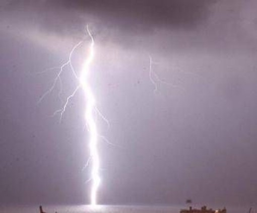 Brindisi, colpito da fulmine mentre pesca su scogli: morto un 70enne Brindisi, colpito da fulmine mentre pesca su scogli: morto un 70enne