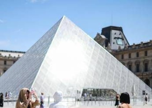 Louvre, appendono due quadri nella sala della Gioconda. Arrestati due tedeschi: "Stavamo scherzando" Louvre, appendono due quadri nella sala della Gioconda. Arrestati due tedeschi: "Stavamo scherzando"