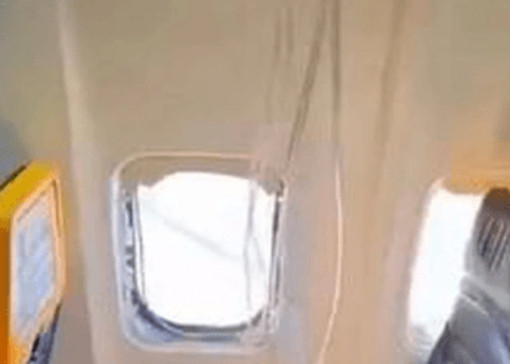 Il CEO di Ryanair sull'incidente al finestrino: "Il passeggero risucchiato? Non merita risarcimento milionario" Il CEO di Ryanair sull'incidente al finestrino: "Il passeggero risucchiato? Non merita risarcimento milionario"