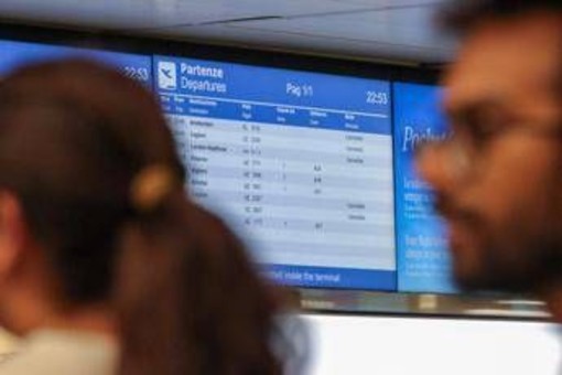 Volo cancellato? Rimborsi entro 7 o 14 giorni, anche con le agenzie online: le novità Ue