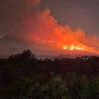 Vesuvio in fiamme, vasto incendio nel parco nazionale: operativi 6 Canadair