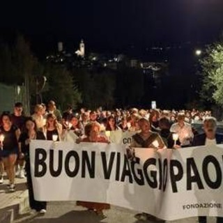 A Santi Cosma e Damiano in mille per la fiaccolata per Paolo, suicida a 14 anni