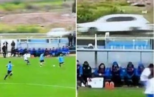 Fallo laterale, palla in autostrada e incidente: lo show del calcio in Uruguay Fallo laterale, palla in autostrada e incidente: lo show del calcio in Uruguay