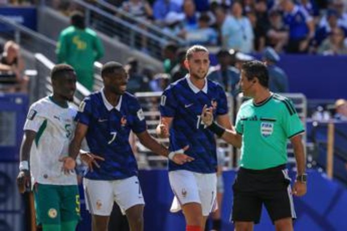 Francia-Senegal, contatto Mbappé-Mané e rigore negato: furia Deschamps e tv 'ingannate'