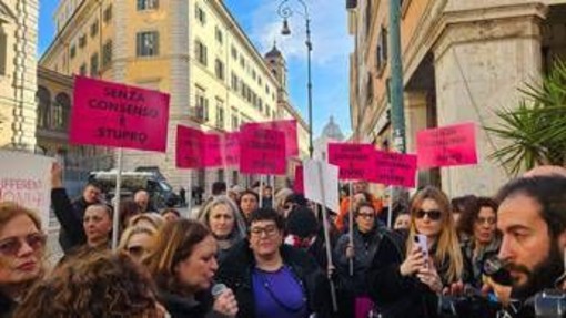Violenza sulle donne, manifestazione di fronte al Senato: protesta contro testo Bongiorno