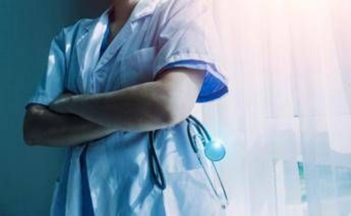 Infermiera va in pensione a 62 anni, ma non le basta: "Guadagno troppo poco"