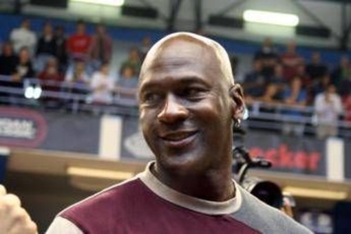 Nba, la canotta indossata da Jordan in Gara-3 delle Finals '98 venduta all'asta per 12,3 milioni
